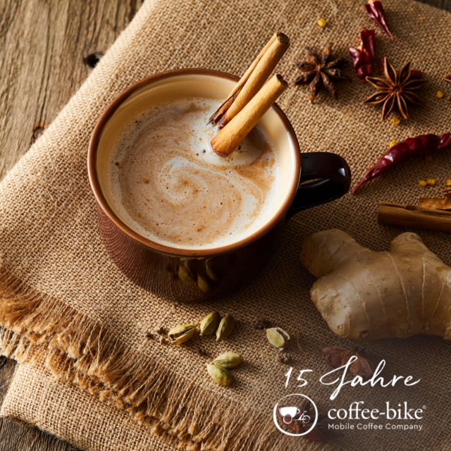 Chai Latte, Pumpkin Spice Latte als Getränk mit Gewürzen.