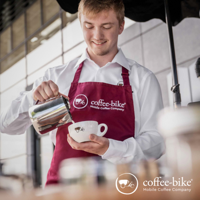 Barista von Coffee-Bike bereitet Cappuccino mit einer ausgewogenen Mischung aus Arabica und Robusta Bohnen